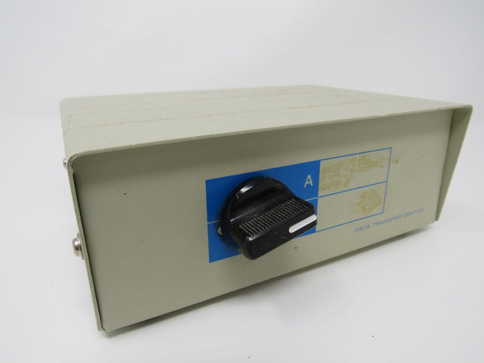 D89-Data-Transfer-Switch-Serial-2-Way-AB-Male-DB502-0002-584 1