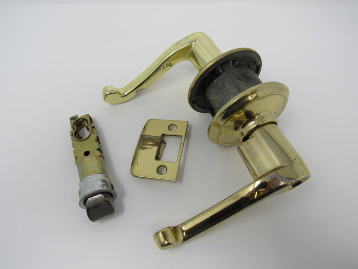 Standard-Lever-Handle-Keyed-Entrance-Lock-Polished-Brass-158 2